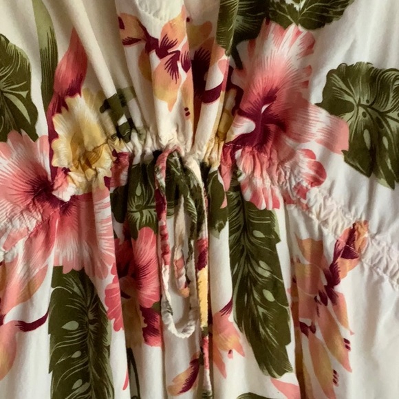 Hawaiian print and designed coverup - Picture 3 of 7